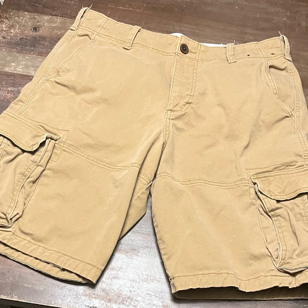 Hollister men’s dark tan khaki cargo shorts. Size 33.